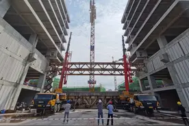 两江新区中交重庆总部基地项目完成空中连廊钢结构梁吊装图片