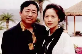 余秋雨：肝病卧床全靠妻子打工支撑，成名后却抛妻弃子另娶美人图片