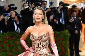 众星亮相2022MetGala时尚红毯，杨紫琼绿裙优雅，卡戴珊性感亮眼图片