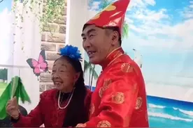 悲哀！85岁马玉琴去地里捡柴火，打扫卫生，李玉成却开豪车、穿貂图片