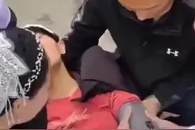 54岁小学保安猥亵7岁女孩，家长拉横幅讨公道，母亲哭晕在现场图片