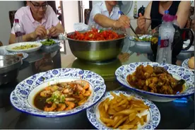 出门吃饭，无论关系多好，都不要对别人做“这3件事”，很招人烦图片