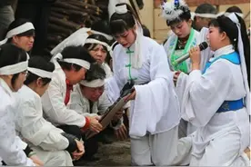 河南5旬职业哭丧女，一年哭70多场磕头上万次，如今已买下一套房图片