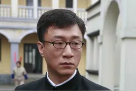 《潜伏》站长：则成，别潜伏了，你心重，手不黑，跟我走图片