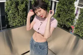 韩国女星服装再引热议，上衣短到露下乳，网友：这不纯纯擦边吗？图片