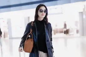 辣妈黄圣依机场打扮减龄时尚，网友：清纯范儿撞脸奶茶妹妹？图片