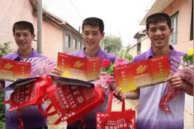 2009年，山东最牛三胞胎高考考出“连号分”，10年后在同一天结婚图片