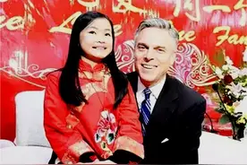 湖南一女婴被父母遗弃公园，却被世界首富收养，如今孩子怎样了？图片