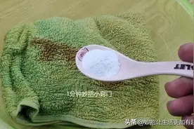 毛巾不管多黄多脏，往水里撒一些清洁剂，轻轻一搓立马洁净如新图片