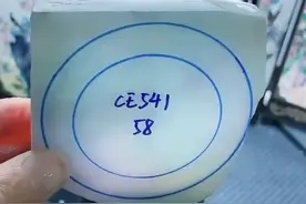 为何在直播间买的翡翠经常“货不对板”？翡翠直播套路惊人：加滤镜、垫白纸图片