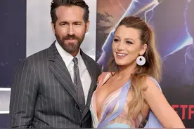 死侍新片首映好热闹！老婆穿仙女裙秀长腿，他却跑去和金刚狼抱抱图片