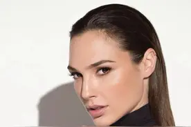 身材性感的盖尔加朵出演的神奇女侠，是最符合漫画原著的形象图片