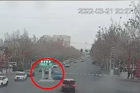 疏附县女交警执勤中突然晕倒 接下来的一幕暖了图片