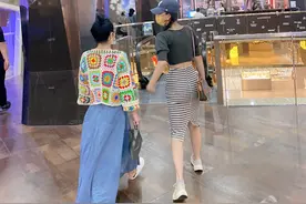 好闺蜜！殷桃和黄小蕾一起逛街，性感露脐装搭配开叉裙，气质绝了图片