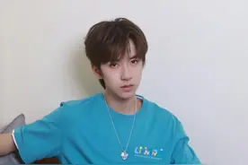 19岁TF家族成员发文怒怼私生粉：别来学校教室上课，别占同学上课的位置，别一天我走哪儿都跟着我！图片