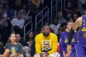 和詹姆斯同框的美女！她又来湖人主场看球了图片