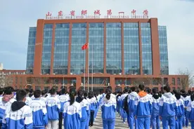 强作风 抗疫情 备高考 共成长 ——郯城一中举行高三封闭校园特别升旗仪式图片