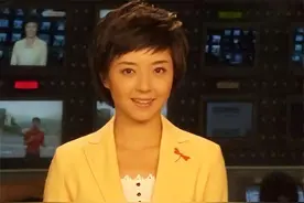 2015年，四川知名主持人路边“方便”，10分钟后只剩下一只高跟鞋图片