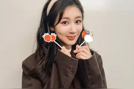 杨紫晒30岁庆生照，披秀发灿笑明媚动人，三十而立尽显成熟美图片