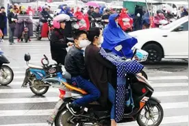 电动车载娃上学，违规被查扣，家长质疑：这也要被罚？原因是这样图片