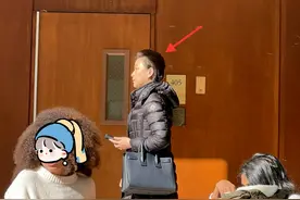 曝54岁杨澜移居美国！黑眼圈浓似大熊猫，素颜鬓角斑白秃头仍优雅图片