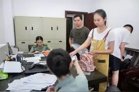 “上岸第一剑，先斩意中人”，政审时发现老公欠款，女子果断离婚图片