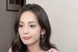 娜扎穿花裙晒直播随拍 优雅大气眼神灵动可爱十足图片