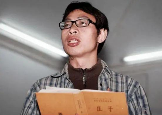 14年前汶川地震，丢下学生自己先跑的“范跑跑”，被网曝后如何了
