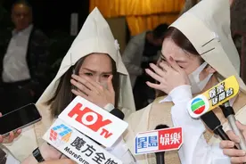 香港女星在父亲葬礼披麻戴孝痛哭，周星驰胡杏儿黄宗泽送花圈哀悼图片