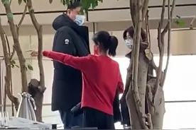 姚明一家现身豪华酒店！叶莉大长腿气质佳，12岁女儿身高近190cm图片