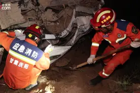车辆失控坠入30米深沟致4人被困 消防紧急救援图片