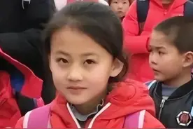 7岁女孩因“笑脸”走红，经纪公司百万签约被拒绝，父母做法亮了图片