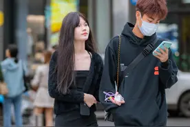 街拍一对情侣，虽然两人同为黑色系穿搭，但不是合格的情侣装搭配图片