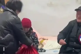 90岁老人用积蓄买17只金手镯送儿媳，孙媳图片