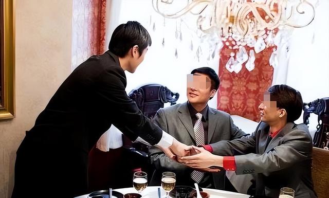 同事向我借500半年没还，他结婚我随礼500，十天后收到他微信
