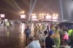双十晚会上，台湾当局趁机闹事，下起大雨，让蔡英文凉了图片