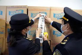 “甜蜜”的烦恼！南阳冒牌“阿尔卑斯”棒棒糖被查图片