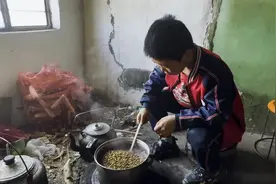 姐弟和爸爸症状相同，没钱求医至今不知啥病，妈妈不堪压力离家图片