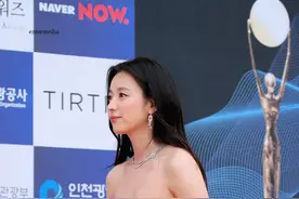 韩孝周身着抹胸长裙走红毯 皮肤白皙气质温柔优雅图片