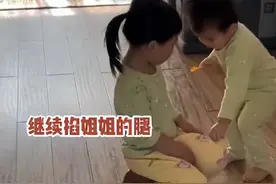 弟弟无故打姐姐，妈妈大声喊着让女儿还手并吐槽儿子：你先揍的姐姐啊别不讲理！图片