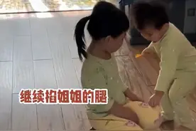 弟弟无故打姐姐，妈妈大声喊着让女儿还手并吐槽儿子：你先揍的姐姐啊别不讲理！图片