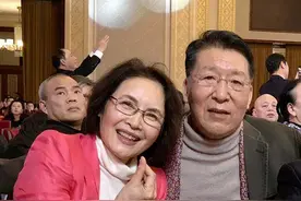 著名女演员宋晓英：再婚丈夫辛明病逝后，儿子带领她在悲痛中坚强图片