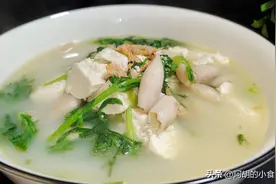 茼蒿炖豆腐：“鲜”到骨子里的汤菜！安神助眠好营养，家家吃得起图片