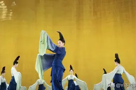 撒贝宁主持央视春晚嘴瓢了，但却贡献了笑点，网友：不许罚他钱图片