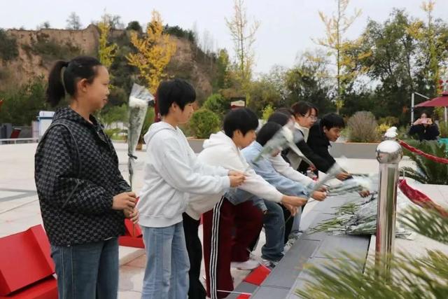娄烦高君宇故居纪念馆红旅文化节精彩纷呈，游客乐享假日好时光
