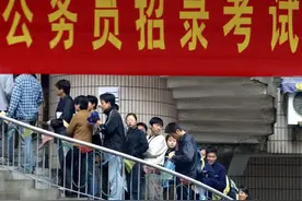 公务员面试：入局全是男性，被质疑“女不如男”，内行人一语道破图片