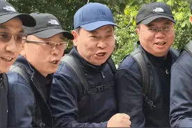 余承东与华为高管组队爬山：大喊口号强的飞起 登顶用Mate X6自拍图片