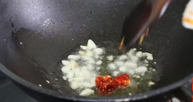 原来炒包菜也有窍门，加一种调料，简单一炒，比大鱼大肉都好吃
