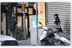 26岁女星和大7岁男友约会，男方吞云吐雾不避嫌，曾多次否认恋爱图片