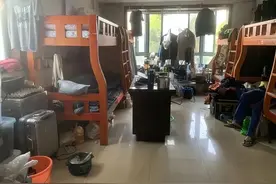1张上海廉价群租房内不忍直视的照片：热搜上的词条，扎了谁的心图片